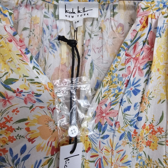 #52.Nicole Miller plus size 1xl Floral Top NWT - Picture 3 of 5